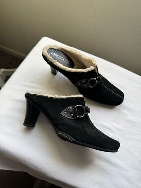 AEROSOLES Cinch Shearly Black Suede Shearling-Lined Buckle Mules Size 8